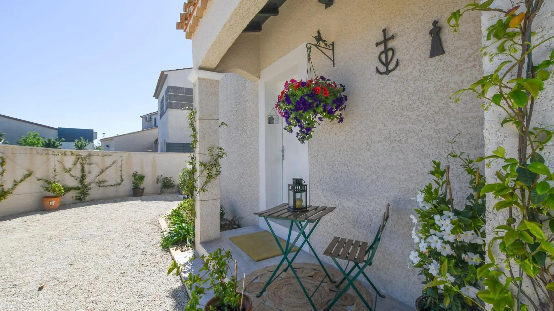 Entre Les Alpilles, La Mer, La Camargue, A Huit Kilometres De Arles ,Villa Des Jasmins ,Piscine,3 Chambres ,Climatisation, Wifi Fibre Raphèle 0*,