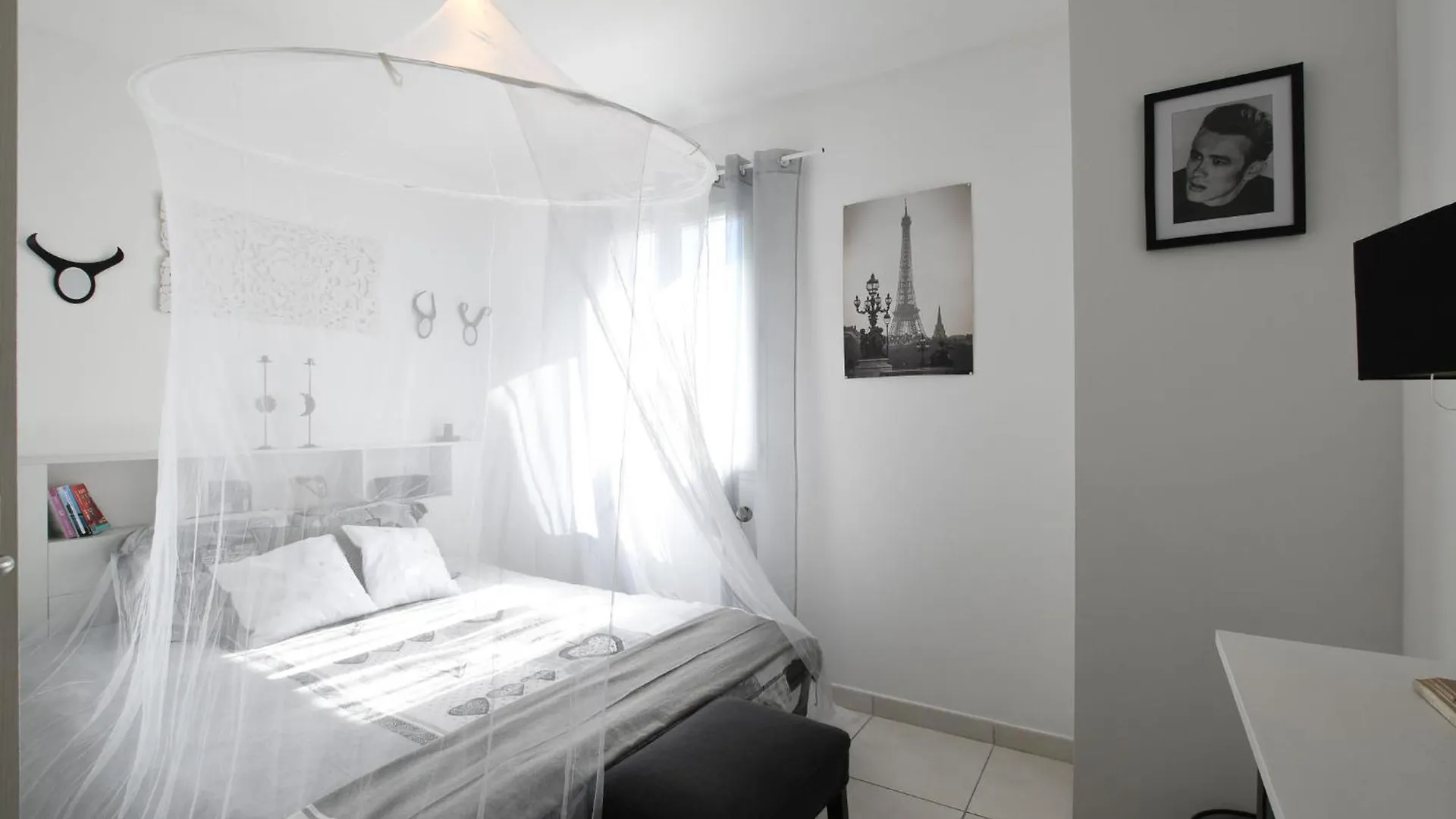 Villa Entre Les Alpilles, La Mer, La Camargue, A Huit Kilometres De Arles ,Villa Des Jasmins ,Piscine,3 Chambres ,Climatisation, Wifi Fibre Raphèle